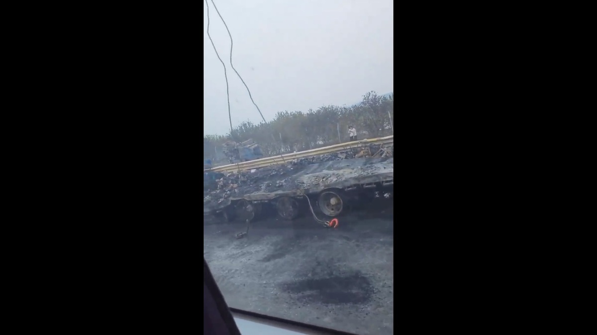 中國的京滬高速公路 16 日發生一起車禍事件，一輛運載電動車的拖板車與貨車擦撞後，衝撞綠化帶後起火燃燒，多輛運載的電動車也在被甩飛後起火。 圖：擷取自 @DXDWX999 X 分享影片