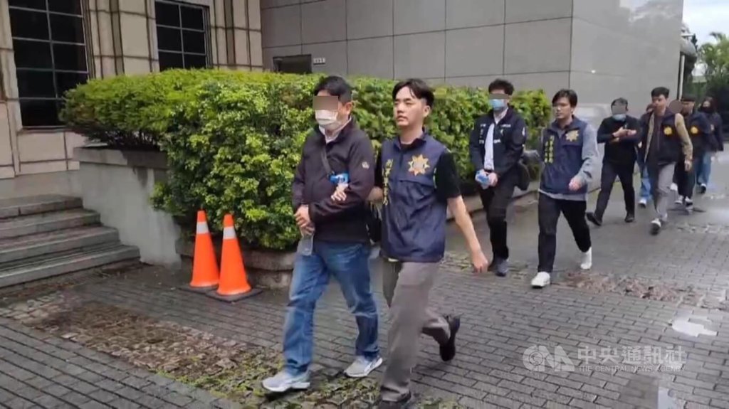 以45歲李姓男子（前左）為首的犯罪集團利用旗下非法第3方支付公司和電商平台申請虛擬帳號，並串接博弈集團網站供賭客儲值下注，刑事局獲報後長期蒐證布線，逮獲5嫌送辦。（翻攝照片）中央社記者黃麗芸傳真　114年7月17日