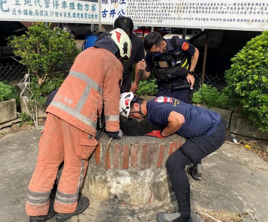 一名年約70歲婦人日前在新竹市東大路3段某井邊休息，因突然暈眩意外墜井，被3名學生發現後通報救援，警消到場後順利將婦人救出送醫。（新竹市消防局提供）中央社記者郭宣彣傳真  114年7月17日