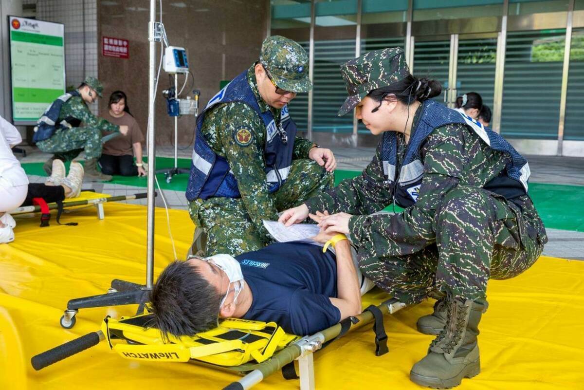 三軍總醫院演練「傷（病）患疏散撤離」。 圖：國防部提供