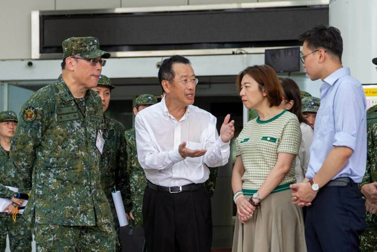國防部長顧立雄17日前往三軍總醫院視導疏散撤離實兵演練。 圖：國防部提供