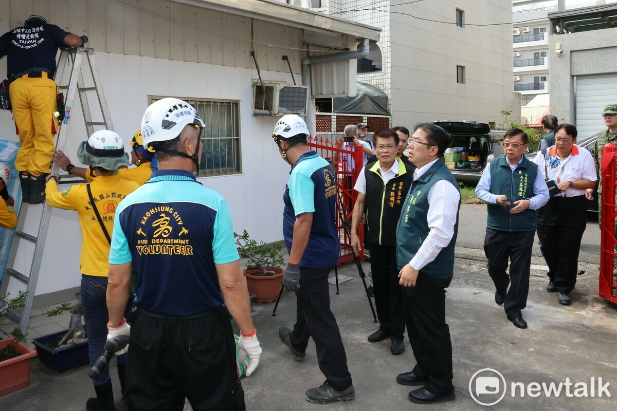 台南市長黃偉哲前往北門、學甲及七股區，視察丹娜絲颱風災區重建情形，慰勞來自高雄義消隊員，協助學甲區災民鋪設帆布。 圖：台南市政府提供