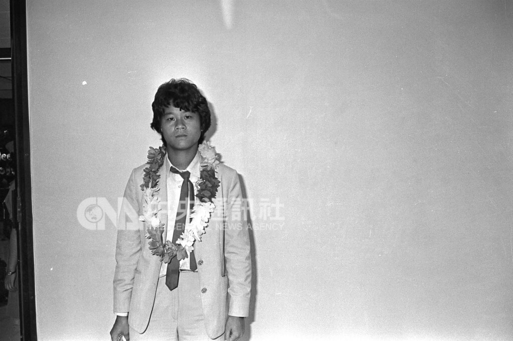 木蘭女子足球隊1981年參加國際女子足球邀請賽後凱旋返國，球員周台英（圖）拍照紀念。（中央社檔案照片）
