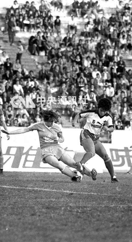中華木蘭隊在1984年的世界女子足球邀請賽，六號球員周台英（右）與西德隊球員爭球。（中央社檔案照片）