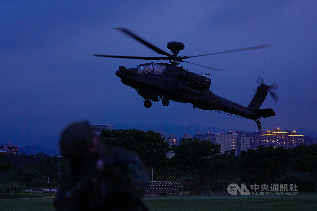 AH-64E阿帕契攻擊直升機17日晚間實施夜間熱加油及掛彈訓練，為確保隱匿性，進場及離場時均關閉落地燈及飛航指示燈。中央社記者游凱翔攝　114年7月17日 圖：中央社提供