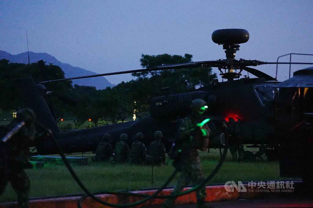 AH-64E阿帕契攻擊直升機17日晚間實施夜間熱加油及掛彈訓練，圖為官兵演練熱加油作業。中央社記者游凱翔攝　114年7月17日 圖：中央社提供