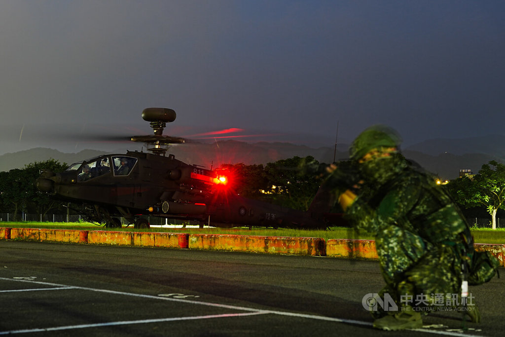 AH-64E阿帕契攻擊直升機17日晚間實施夜間熱加油及掛彈訓練，圖為阿帕契準備離場。中央社記者游凱翔攝　114年7月17日 圖：中央社提供
