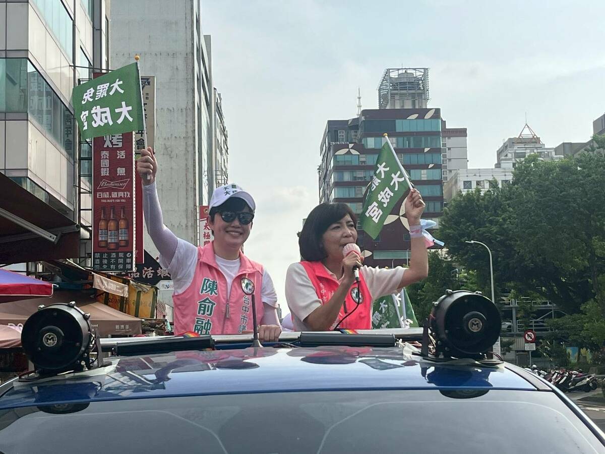 台中市議員陳俞融與市議員陳淑華攜手合作，進行車隊掃街，沿街參拜台中市重要宮廟，祈求眾神明保佑罷免大成功，展現台中市民對民主價值的堅持與信念。 圖：陳俞融/提供