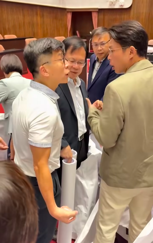 立院一早爆發衝突，民進黨、民眾黨為了議場前的布條卡位，爆發拉扯。 圖：翻攝自周軒臉書