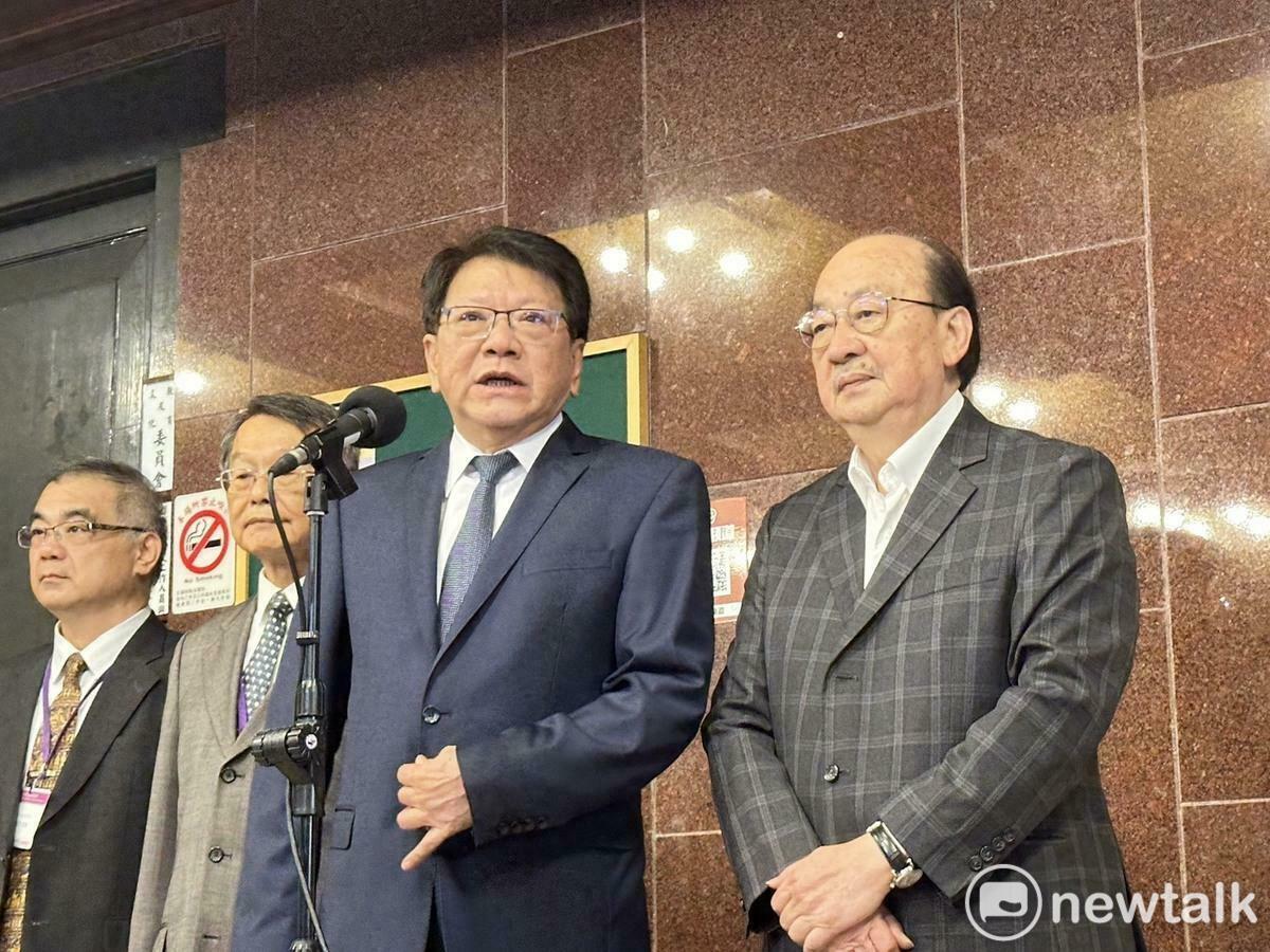 總統府秘書長率大法官被提名人拜會民進黨團，期盼得到51席全體委員堅定支持。 圖：金大鈞／攝