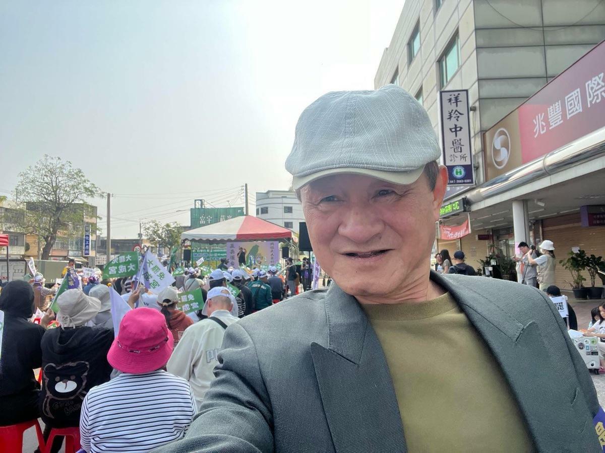 面對網友質疑「藝人不該沾汙政治」，陳慕義反嗆，藝人若不懂政治就不要站在台上。 圖：取自陳慕義臉書（資料照）