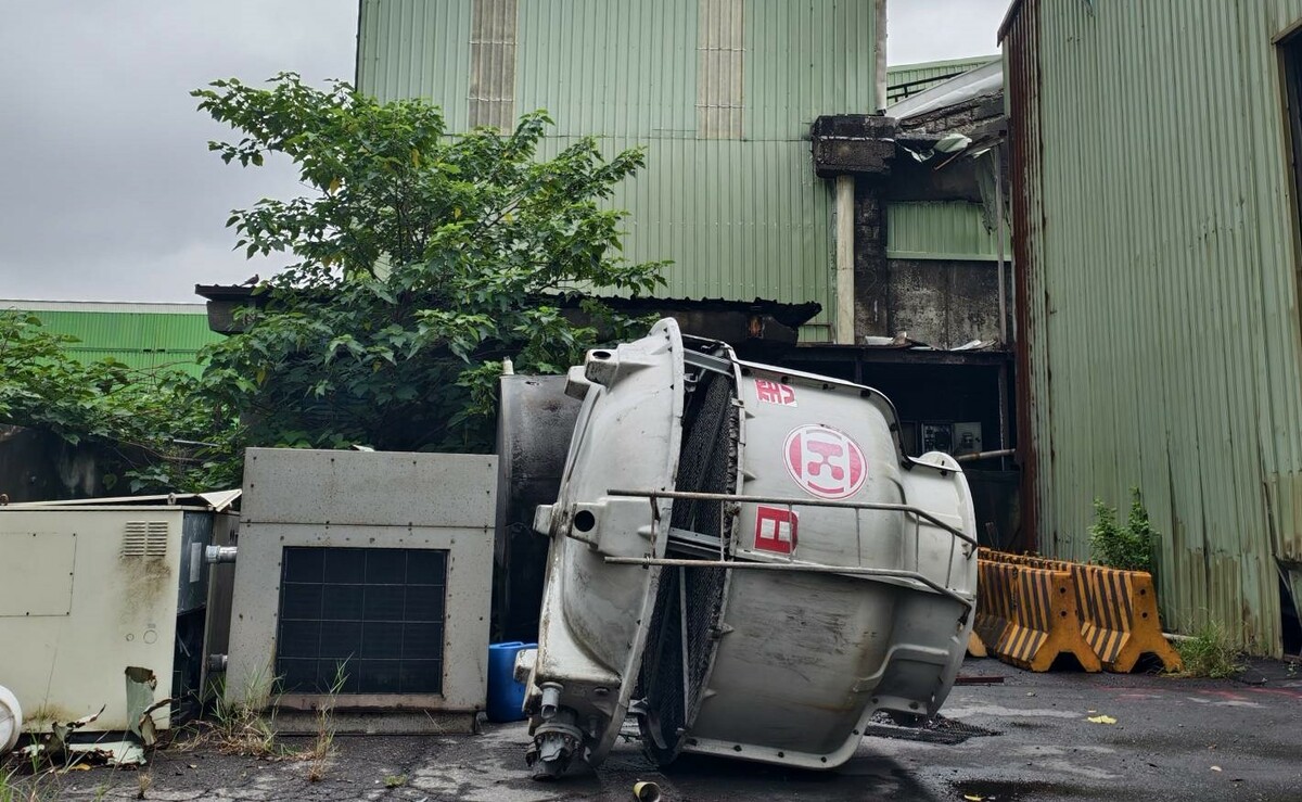 去年山陀兒」颱風過後，高雄亞洲新灣區擴建路以南及新生路以西工廠地區，數家廠商廠房與機具設備損壞嚴重。 圖：孫家銘翻攝