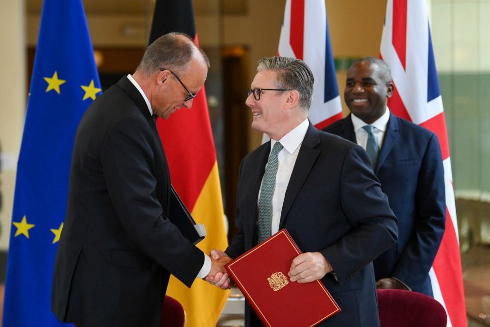 德國總理梅爾茨（Friedrich Merz）17 日訪問英國倫敦，與英國首相斯塔默（Keir Starmer）正式簽署德英《友好合作條約》，這是英國自脫歐後與歐洲大國簽署的首份雙邊合作協議，涵蓋國防、移民、科技等多領域，展現雙方在當前地緣政治動盪下重塑夥伴關係的強烈意志。 圖:翻攝自X帳號@nexta_tv