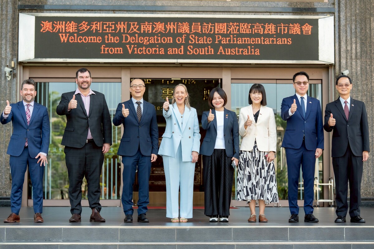 湯詠瑜(右四)、鄭孟洳(右三)及林智鴻(右二)歡迎澳洲多位州議員到訪高市議會。 圖：高雄市議會/提供