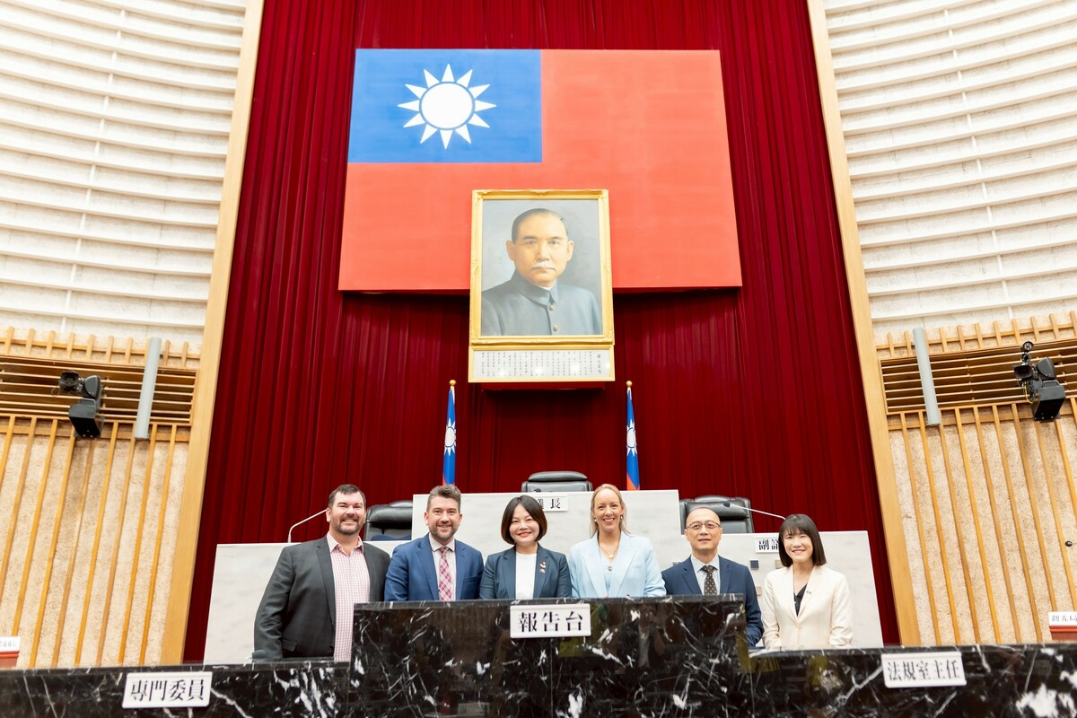 湯詠瑜(左三)、鄭孟洳(右一)陪同澳洲州議員參訪高市議會議事廳。 圖：高雄市議會/提供