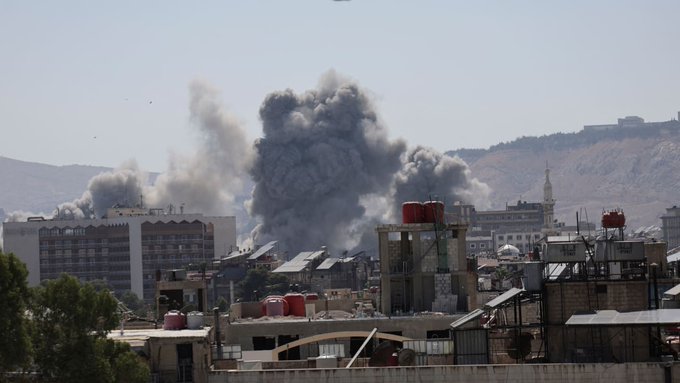 以色列軍隊18日指稱已向敘利亞武裝發射180枚炸彈。 圖：翻攝自 X @Israelwaronhama