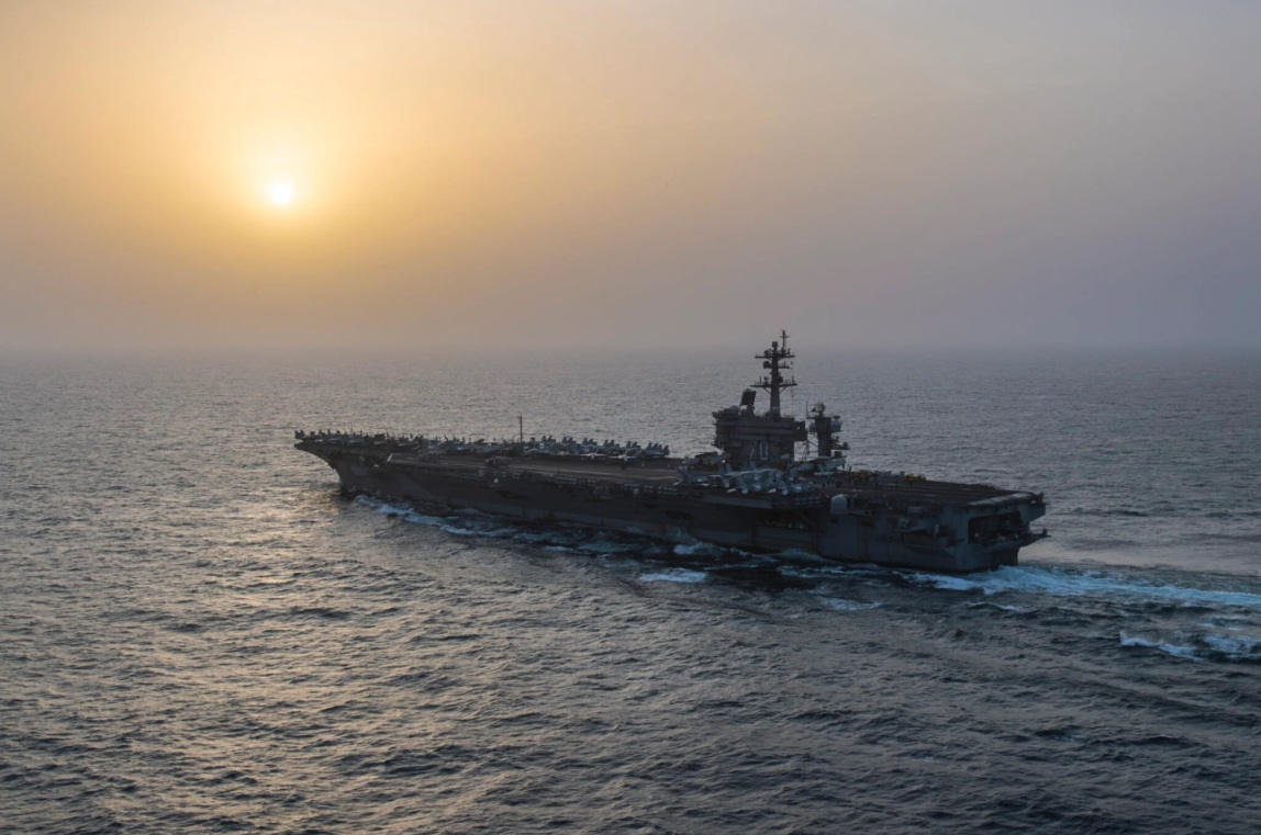《美國海軍學會新聞網》報導，美國海軍「卡爾文森號」航艦打擊群16日通過麻六甲海峽，經新加坡進入南海。 圖：翻攝US Navy