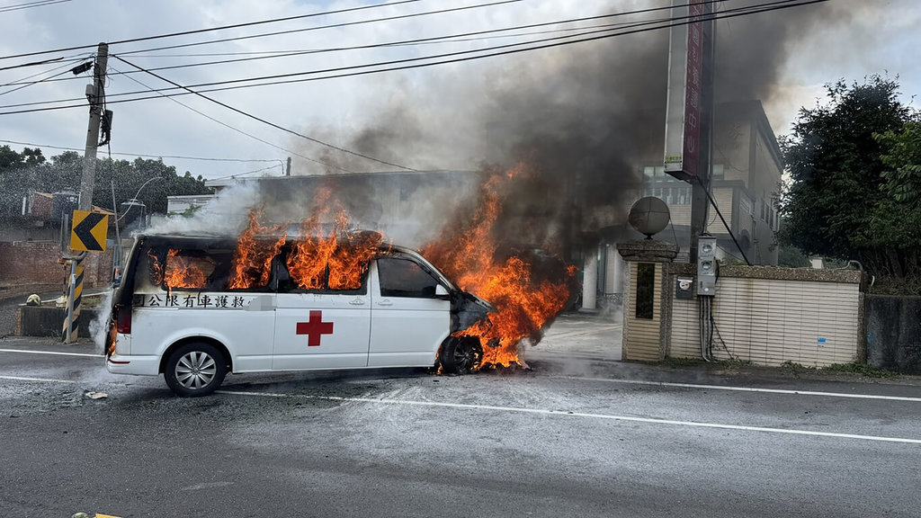 彰化縣芬園鄉1輛民間救護車18日上午在老人養護中心前起火燃燒，幸車上包括駕駛、護理師、乘客共3人緊急脫困、皆無受傷，也未波及養護中心，詳細起火原因待調查。（民眾提供）中央社記者鄭維真傳真  114年7月18日