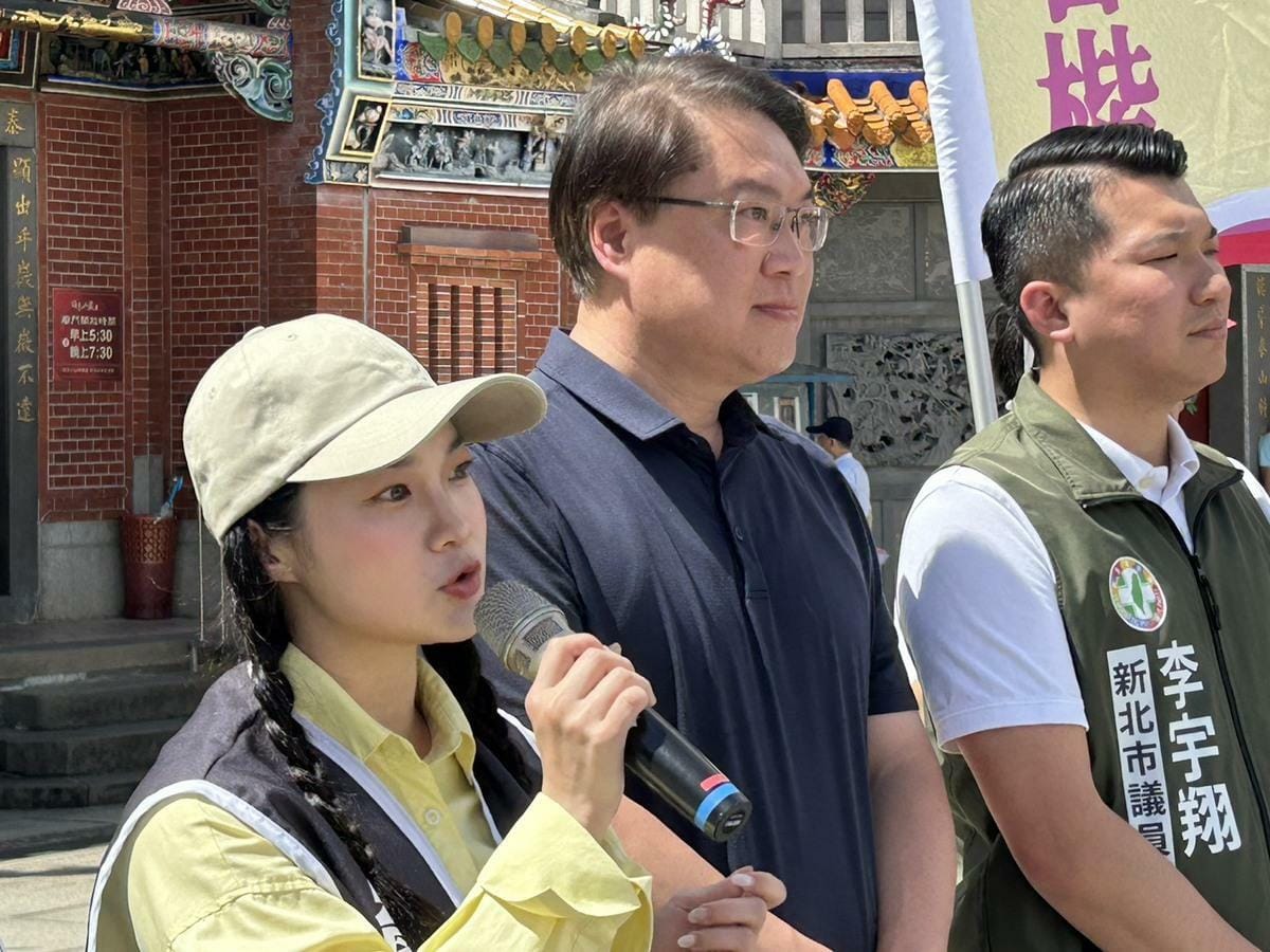 林右昌（左二）、阿美（左一）批評王鴻薇稱呼台灣為城市。 圖：民進黨提供