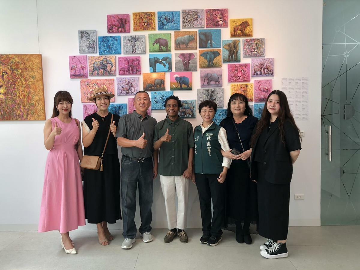 東非坦尚尼亞畫家Mika擅長以鮮明色彩描繪獅子、大象等野生動物，畫面充滿濃烈情感和原始風情，特別的是，他還獨創以雙手為畫筆堆疊顏料創作，獨特畫風在藝術界廣受歡迎。 圖：黃博郎／攝