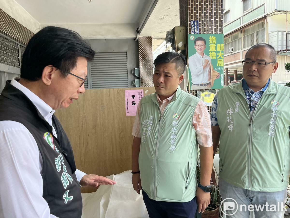 面對丹娜絲颱風重創台南溪北地區，民進黨台南市黨籍公職人員都盡力投入救災，為了最大化資源應用，民進黨台南市黨部今日宣布成立聯合服務中心，將協調相關資源，讓民間的力量、黨公職、行政部門可以更有效地配合。 圖：民進黨台南市黨部提供