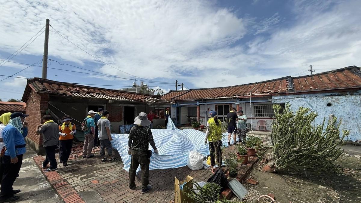 面對丹娜絲颱風重創台南溪北地區，民進黨台南市黨籍公職人員都盡力投入救災，為了最大化資源應用，民進黨台南市黨部今日宣布成立聯合服務中心，將協調相關資源，讓民間的力量、黨公職、行政部門可以更有效地配合。 圖：民進黨台南市黨部提供
