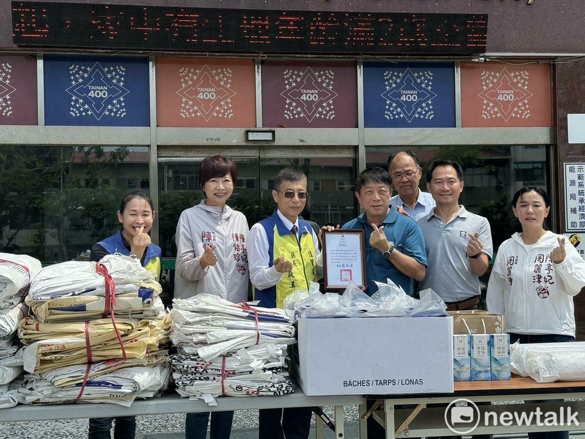 為協助台南沿海地區風災後的家園清理與重建作業，立委陳亭妃、市議員陳怡珍、周麗津偕同台南產業園區廠商協進會理事長葉寶鴻，攜手清豐企業、豐彩科技公司，共同捐贈重建所需物資，包括帆布、編織袋及PVC布，由佳里區區長林耿漢代表接受，供災區第一線使用，協助鄉親整頓受損家園。 圖：陳亭妃服務處提供