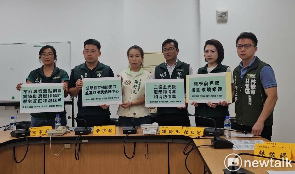 台南市議員李宗翰、沈家鳳、謝舒凡、陳秋宏、周嘉韋、林依婷、朱正軒舉行記者會，要求市府啟動第二預備金，協助受災民眾復原屋頂和申請補助，加速廢棄物清運、啟動消毒及登革熱防治，並比照嘉義縣，於暑假結束前完成校園整復。 圖：黃博郎／攝