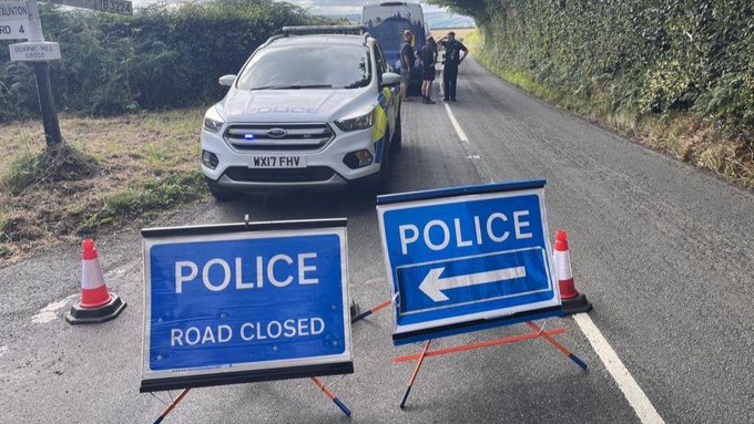 英國 17 日發生一起校車翻覆事故，車上 70 名師生中有 1 人死亡、 21 人受傷，相關事件也引發大量英國民眾關注。 圖：翻攝自 @Nafees760 X 帳號