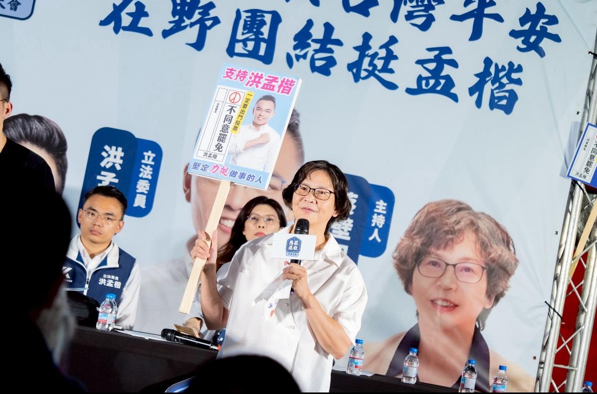 民眾黨前立委蔡壁如以「惡罷退散志工團長」身份推動一系列反罷宣講活動。 圖：讀者 / 提供