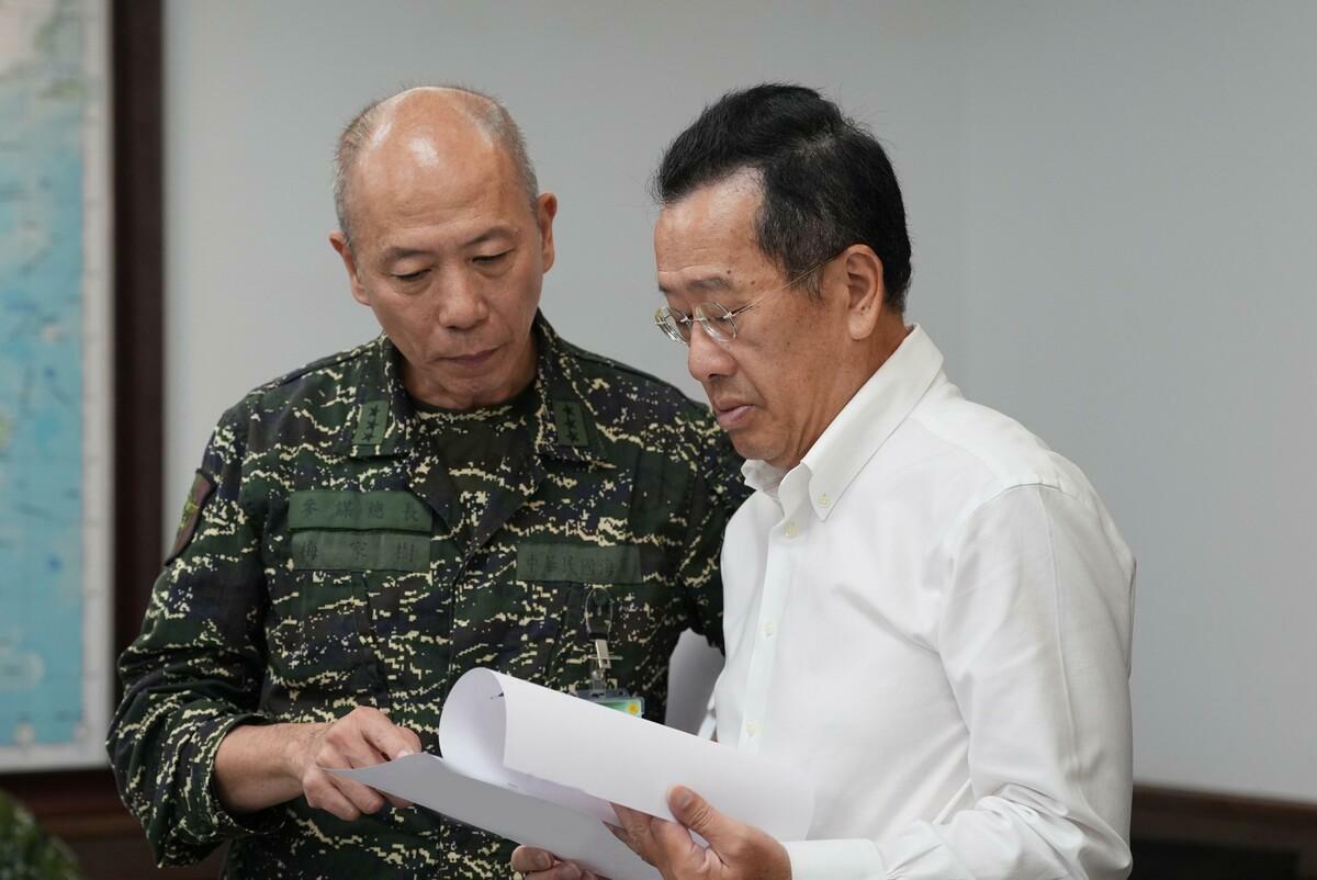針對漢光41號演習，國防部長顧立雄與參謀總長梅家樹交換意見。 圖：國防部提供