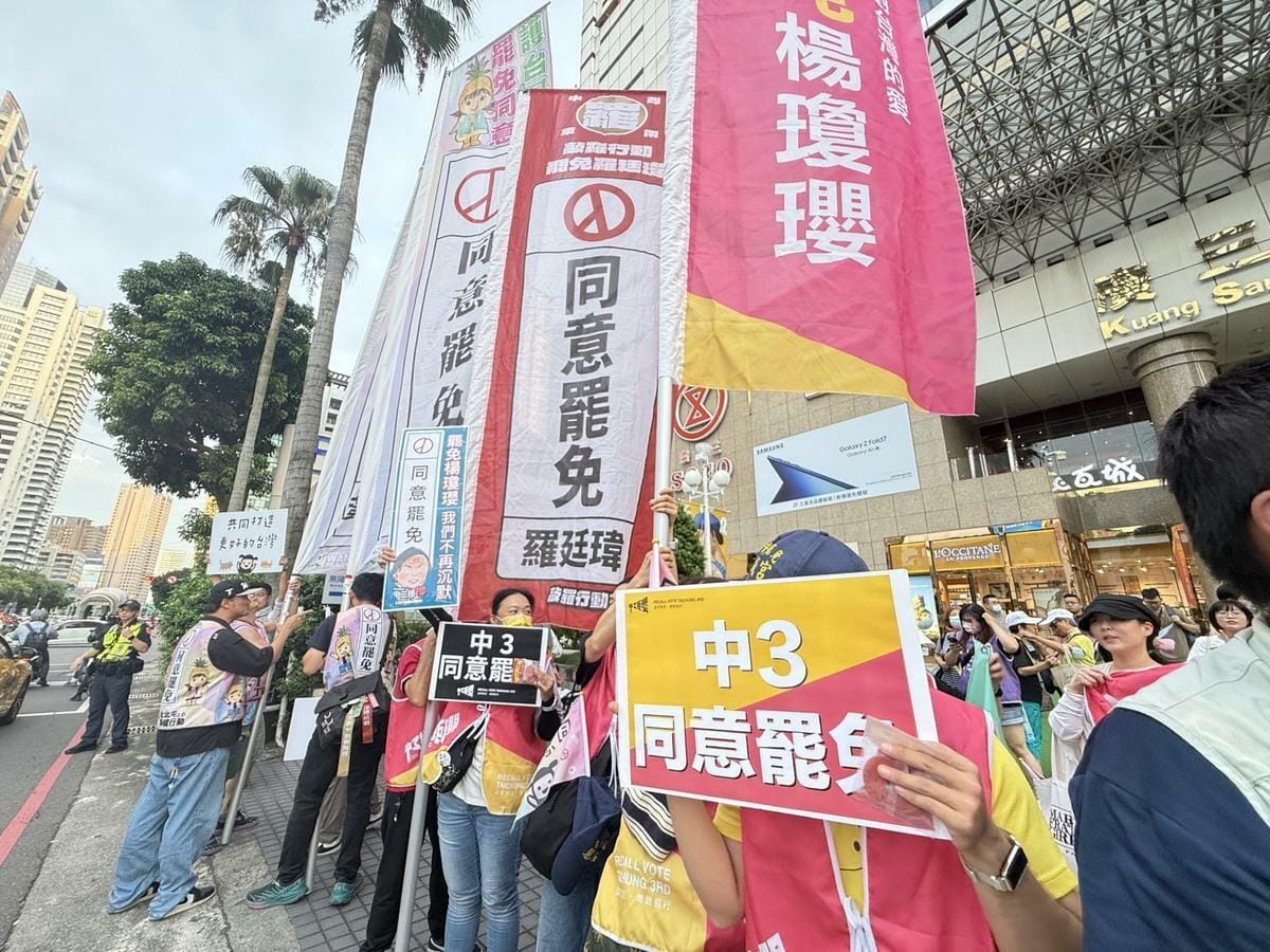 台中六罷團在台灣大道美村路口大結集。 圖：罷團提供