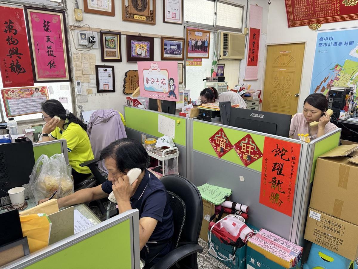 志工一日數十通催票，選民熱情回應，有人已與家人約好一同投票，用行動守護民主。 中市議員陳雅惠服務處提供