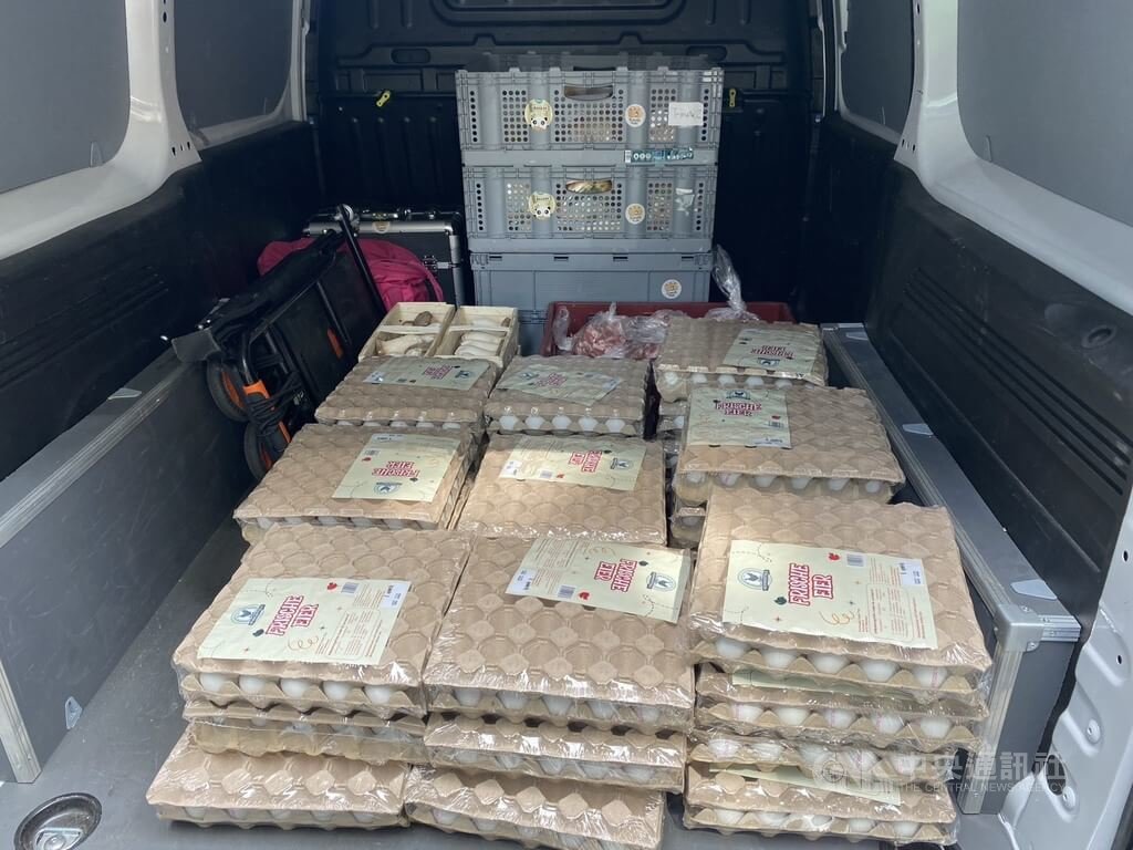 德國當地台僑18日幫忙運送900顆新鮮雞蛋到台灣膳食廚房，營養師潘奕廷指出，萊茵魯爾區的中繼站一日至少要煮120顆蛋供應給選手。中央社記者林尚縈埃森攝 114年7月18日