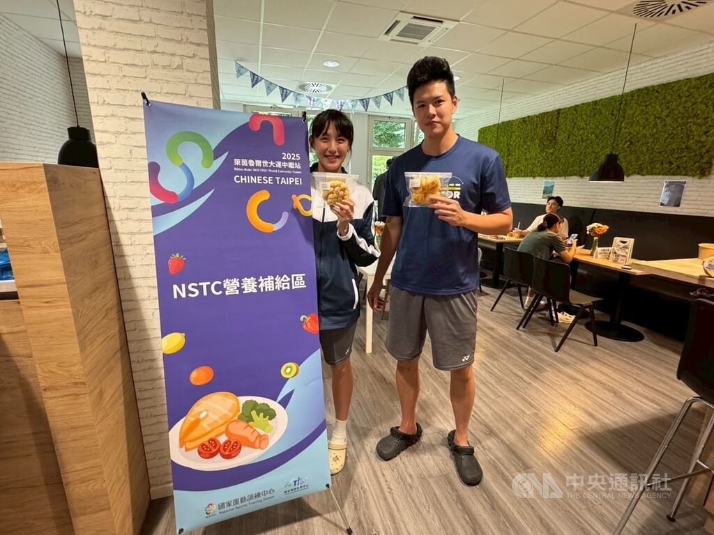 中繼站不僅供應午晚餐，也設有小點心補給區，選手可自由取用麵包、茶葉蛋、肉燥飯、巧克力牛奶與水果。中央社記者林尚縈埃森攝  114年7月18日