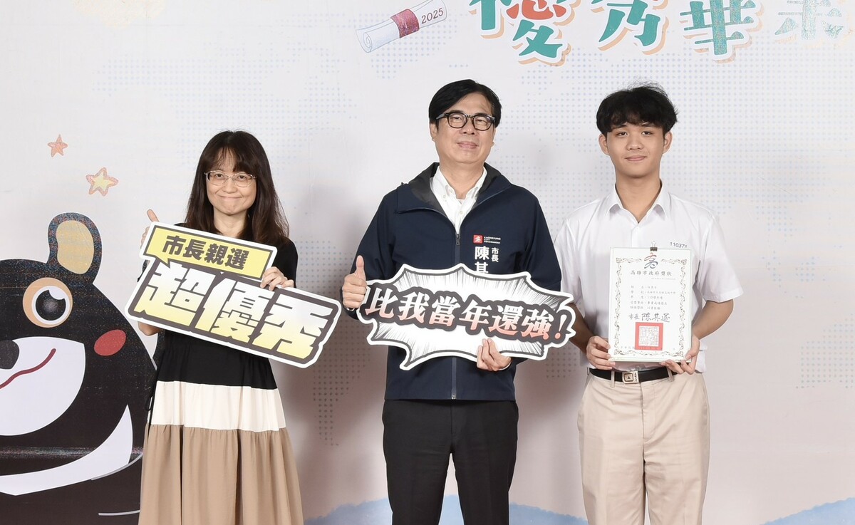 陳其邁(中)與雄中的小學弟白景壬(右)合影。 圖：高雄市教育局/提供