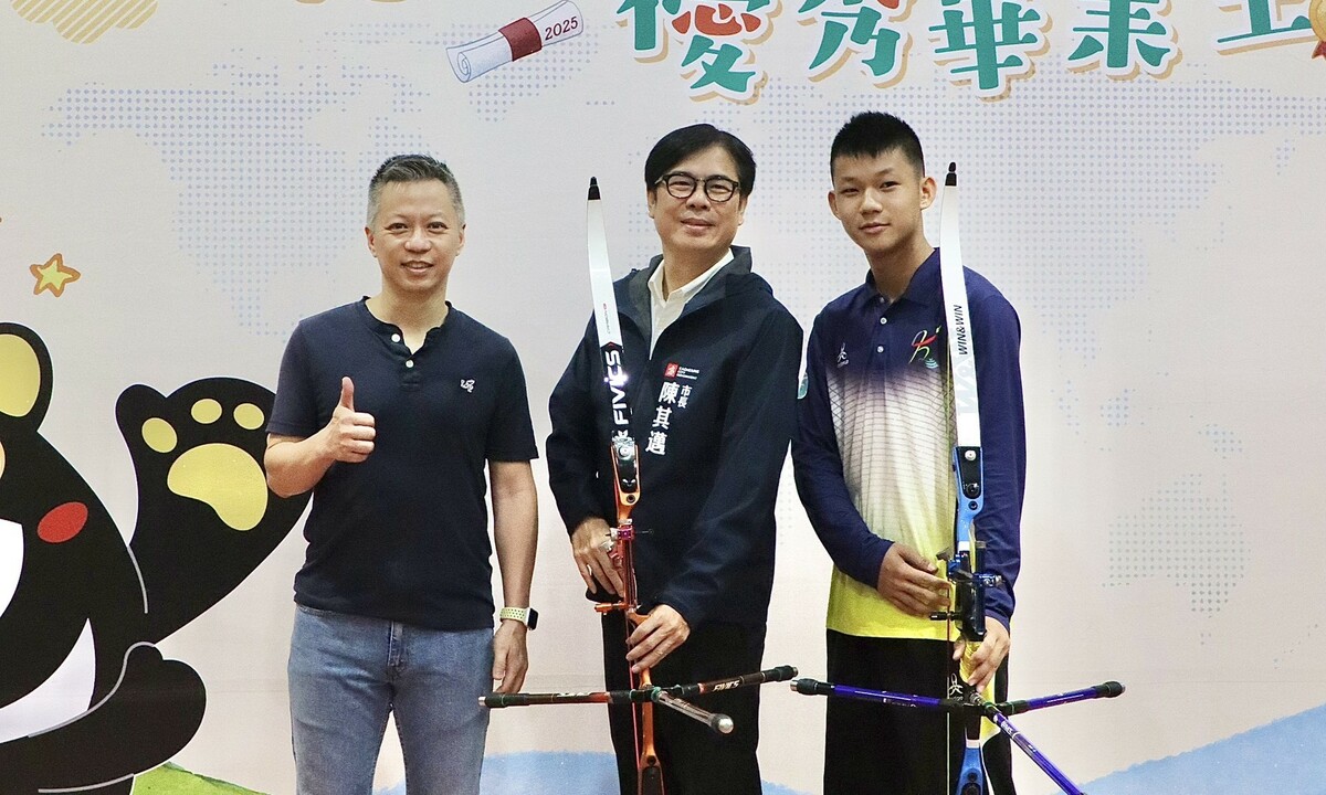 陳其邁(中)與射箭高手黃懷晅(右)合影。 圖：高雄市教育局/提供