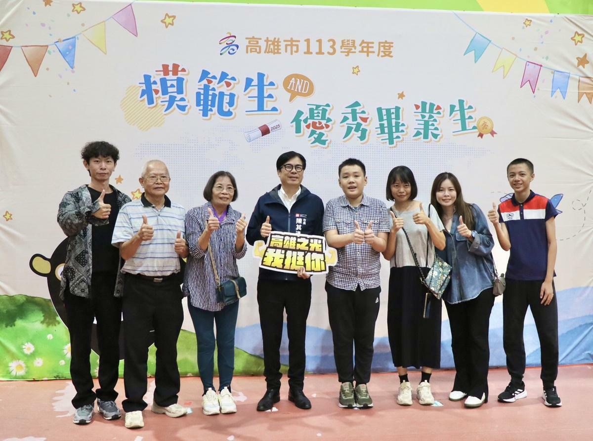 有畢業生全家大小一起與陳其邁(左四)合影。 圖：高雄市教育局/提供
