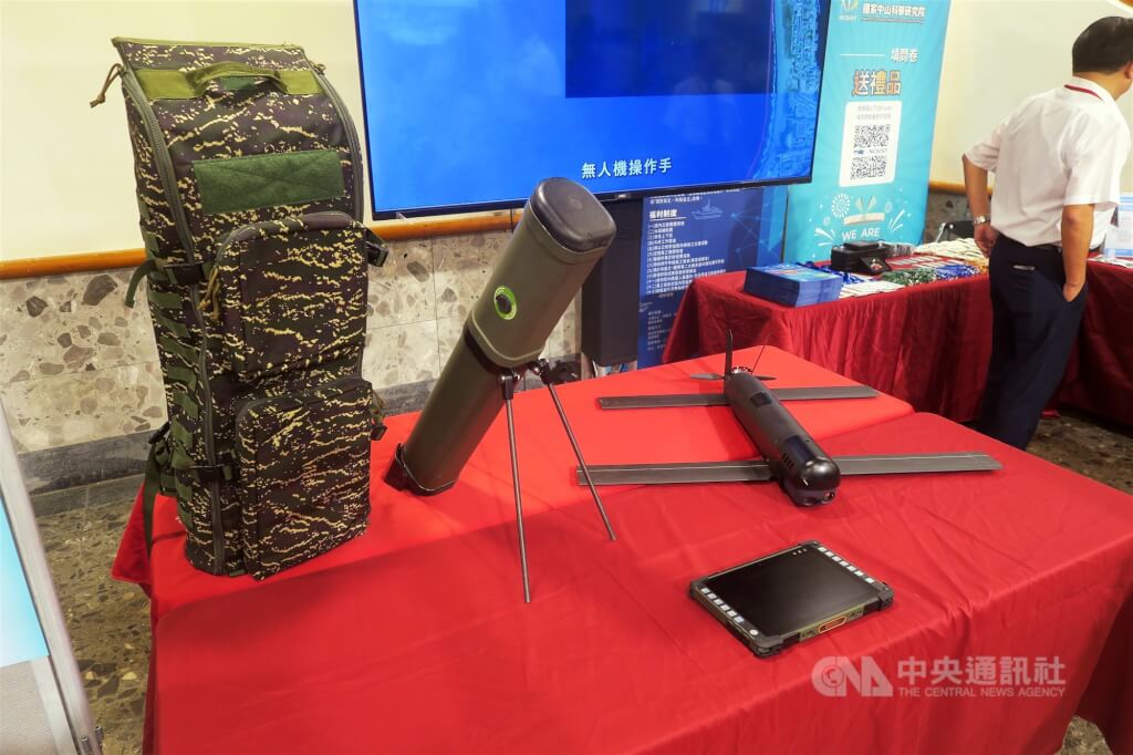 圖為中科院展示勁蜂一型攻擊無人機，由單兵攜行背包、發射筒、平板電腦、無人機等，所組成全套系統。  圖/中央社檔案照片
