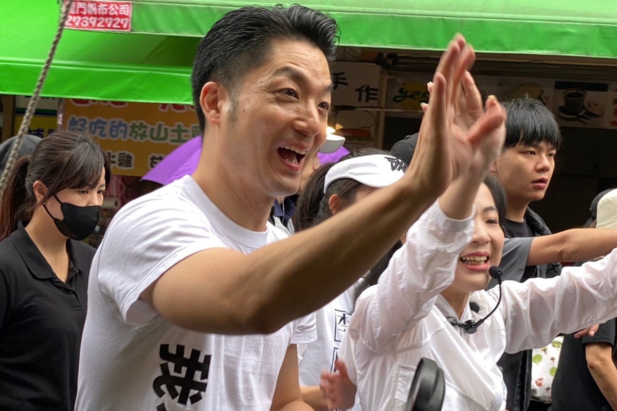 台北市長蔣萬安19日陪同國民黨立委徐巧芯到台北市吳興市場掃街。 圖：林朝億/攝