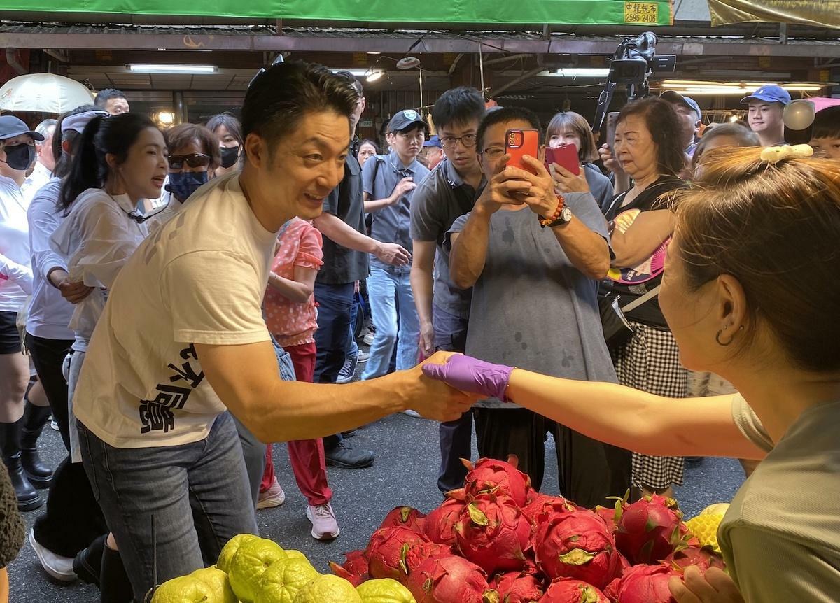 台北市長蔣萬安19日陪同國民黨立委徐巧芯到台北市吳興市場掃街。 圖：林朝億/攝