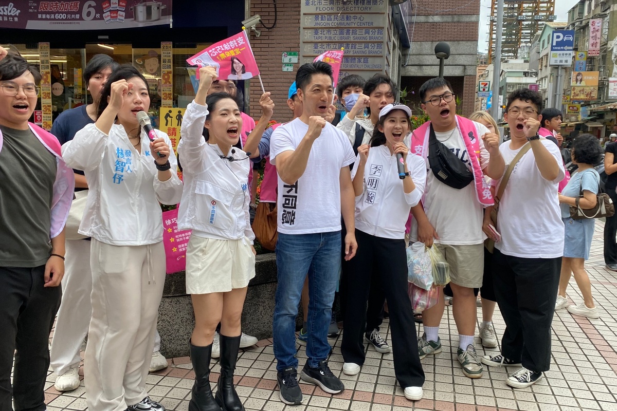 台北市長蔣萬安19日陪同國民黨立委徐巧芯到台北市吳興市場掃街。 圖：林朝億/攝