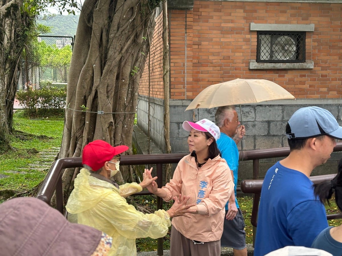 國民黨立委李彥秀今（19）日到南港公園進行反罷免掃街宣講。 圖：擷取自李彥秀的臉書（Facebook）