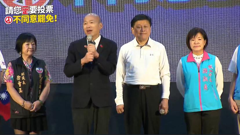 立法院長韓國瑜今（19）日冒雨前往花蓮，出席「反惡罷護民主，花蓮站出來」宣講活動，公開力挺國民黨籍立委傅崐萁。 圖：翻攝自 傅崐萁FB直播影片