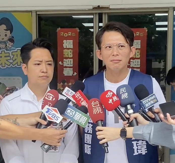 民眾黨主席黃國昌19日陪同國民黨立委羅廷偉受訪 圖：翻拍自黃國昌辦公室影片