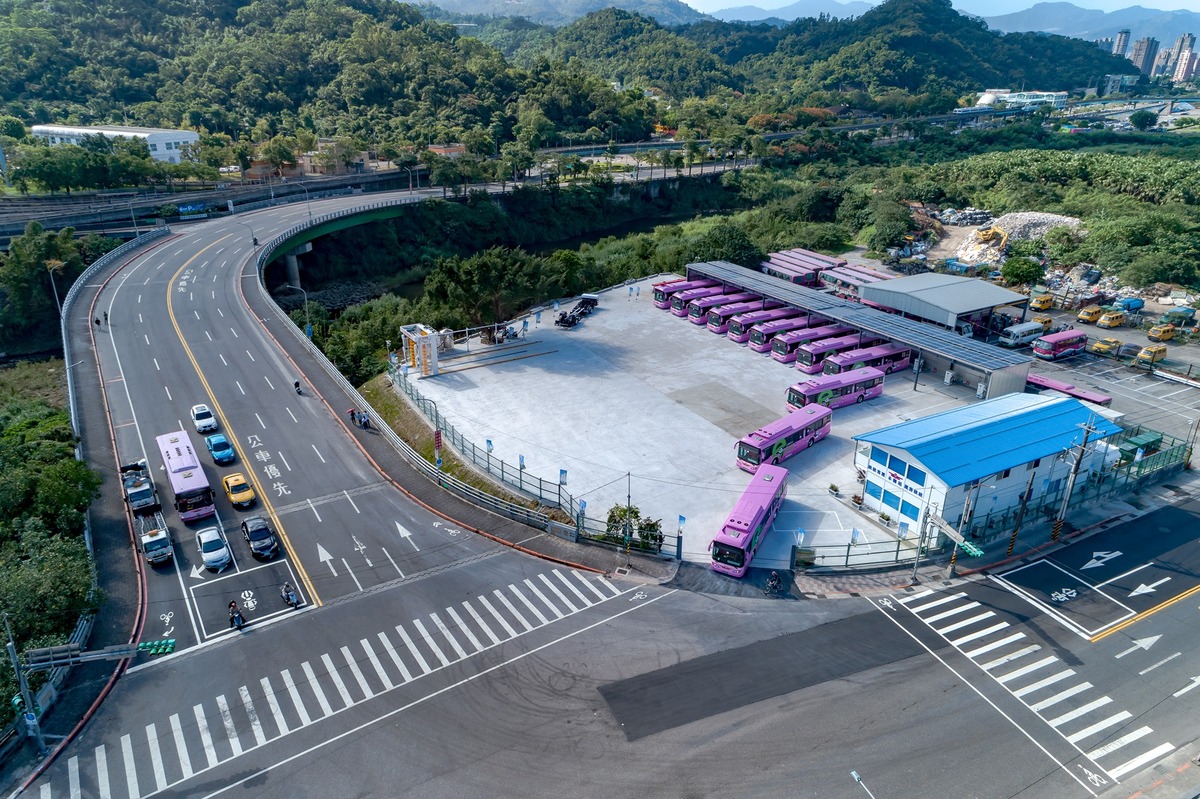 欣欣客運稽查組長許宗雄針對今（19）日公車事故表示，李姓駕駛「在轉彎處未落實『停等』動作」，確實違規。 圖：擷取自欣欣客運臉書（Facebook）粉專