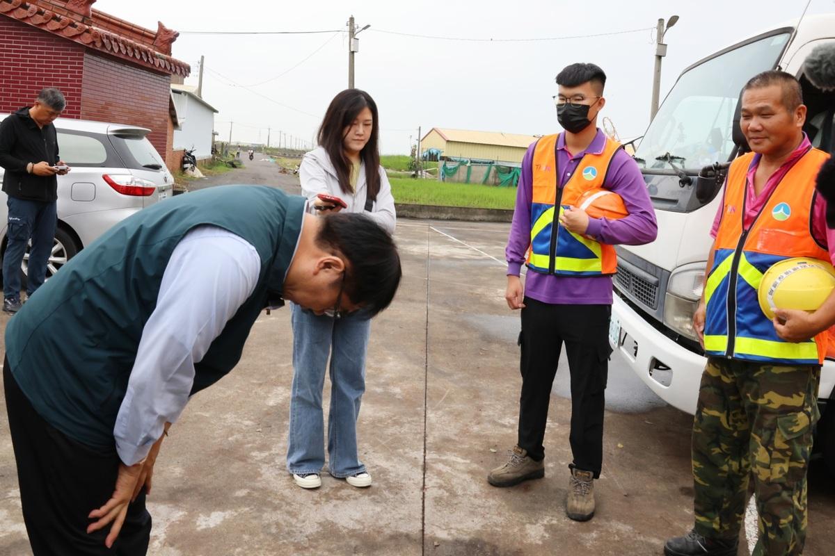 黃偉哲前往後壁區視察環保局執行的廢棄物清除作業，並慰勞清潔隊員，感謝他們連日不懈的工作，協助民眾清理家園。 圖：台南市政府提供