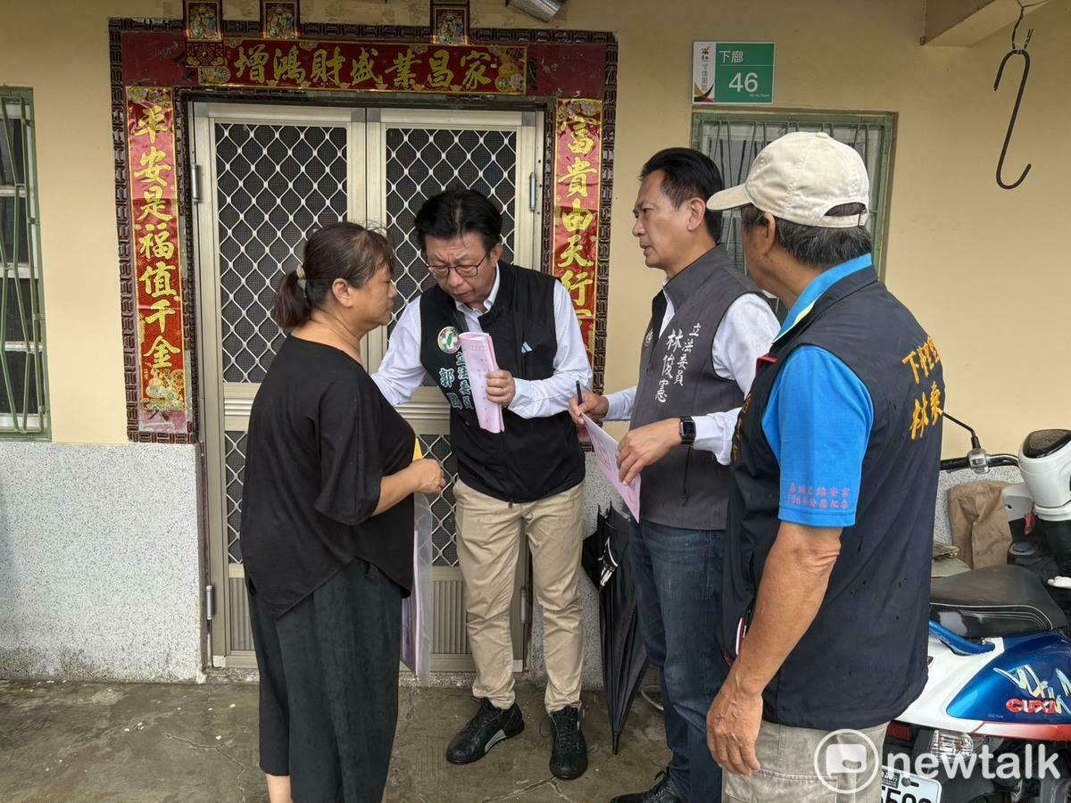 立法委員林俊憲、郭國文、市議員蔡蘇秋金、七股區溪南里長黃郁智、佳里區下營里長林秉達探視災民，並呼籲政府從寬解釋，並將募集善款協助災民。 圖：郭國文服務處提供