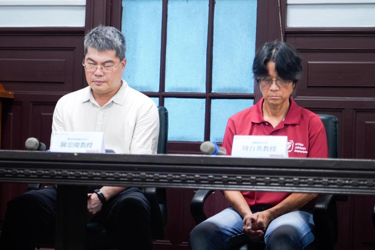 台師大女足爆發「逼迫女隊員抽血」事件，師大校方及教練周台英今天下午公開說明，台師大體育與運動科學系教授陳忠慶（左）、運動競技系教授周台英（右）。 圖：張良一 攝影