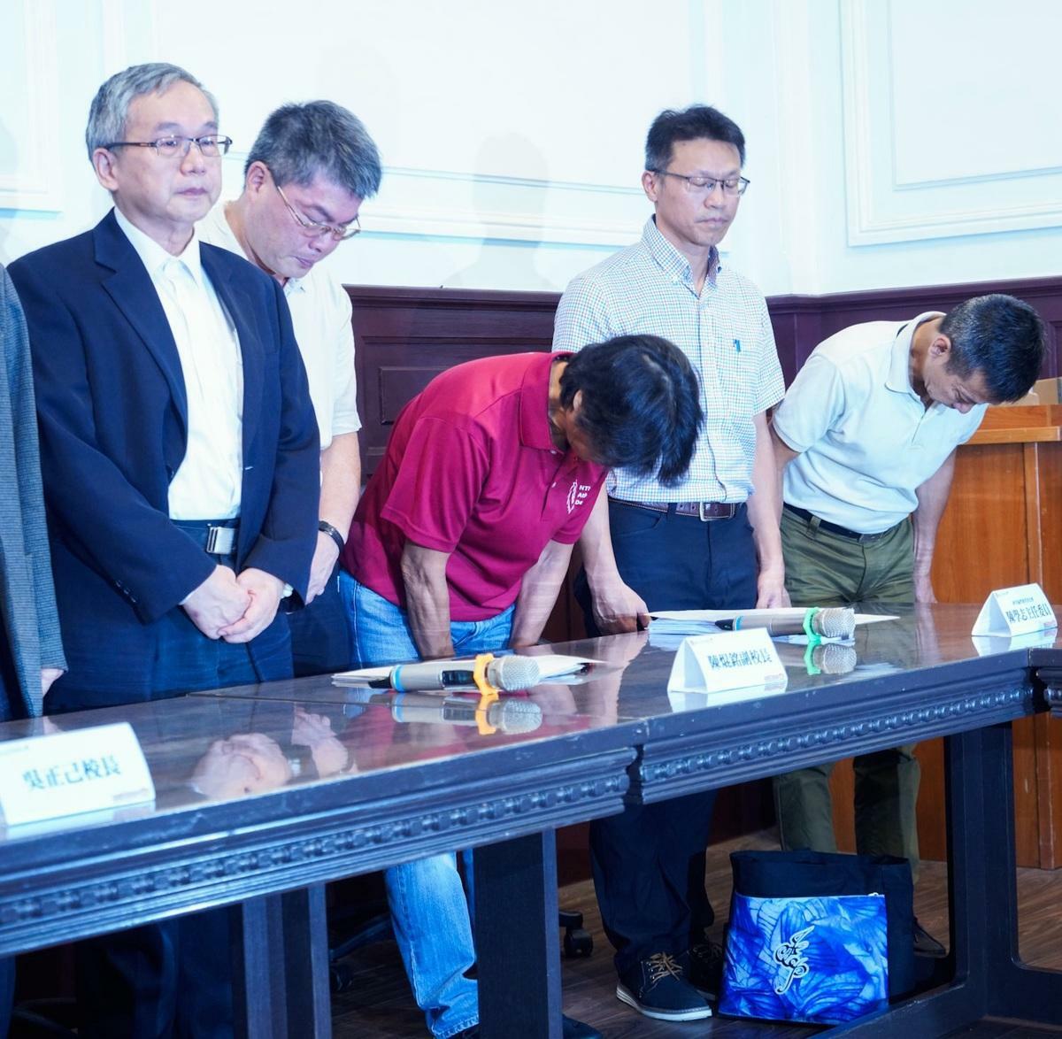 抽血案教練周台英露面、哽咽道歉「我沒把教練做好、希望你們原諒」。  圖：張良一／攝